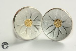 Ohrstecker mit geprägter Blume